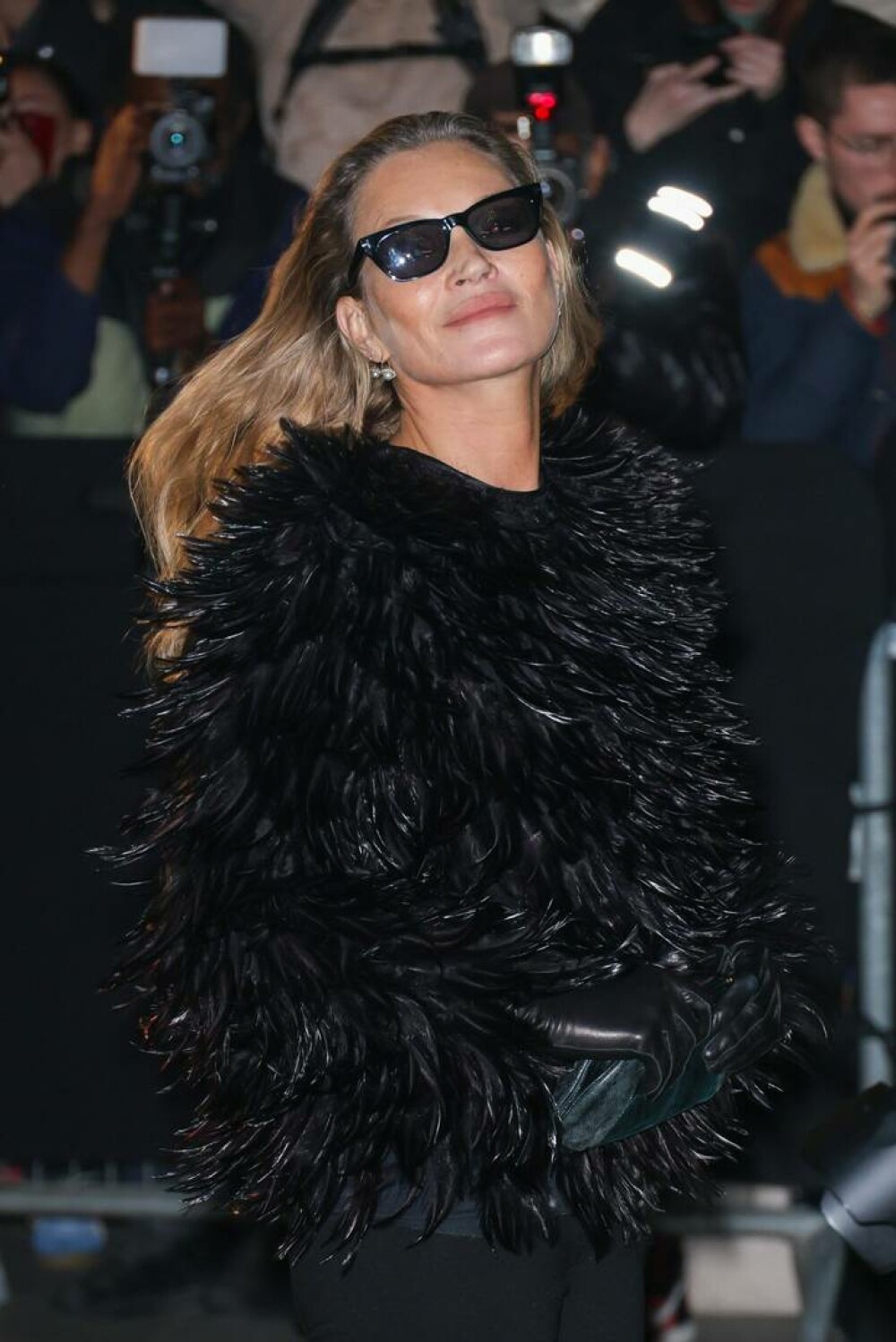 Kate Moss, modelul care a redefinit frumusețea, a strălucit la Paris Fashion Week. GALERIE FOTO - Imaginea 15