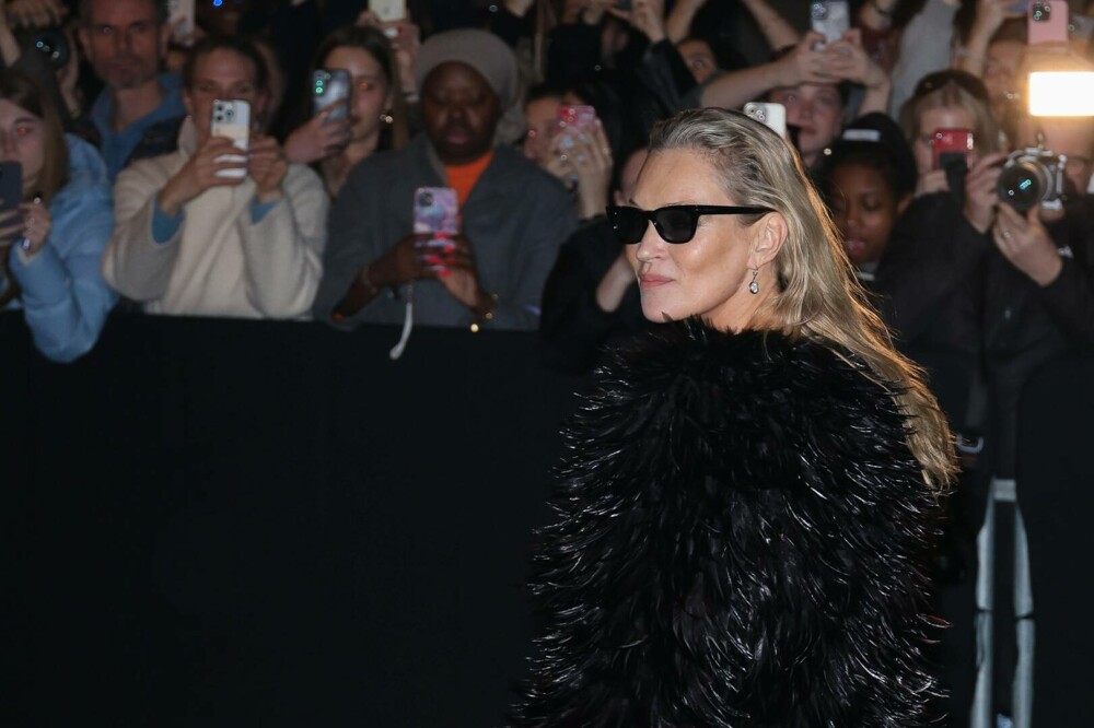 Kate Moss, modelul care a redefinit frumusețea, a strălucit la Paris Fashion Week. GALERIE FOTO - Imaginea 16