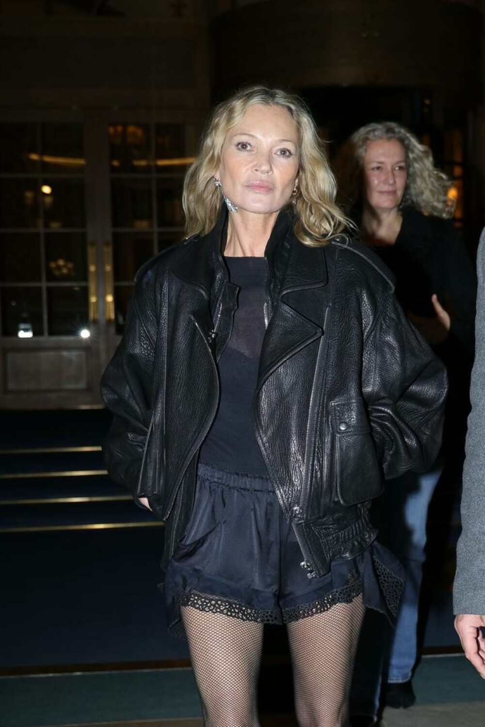 Kate Moss, modelul care a redefinit frumusețea, a strălucit la Paris Fashion Week. GALERIE FOTO - Imaginea 18