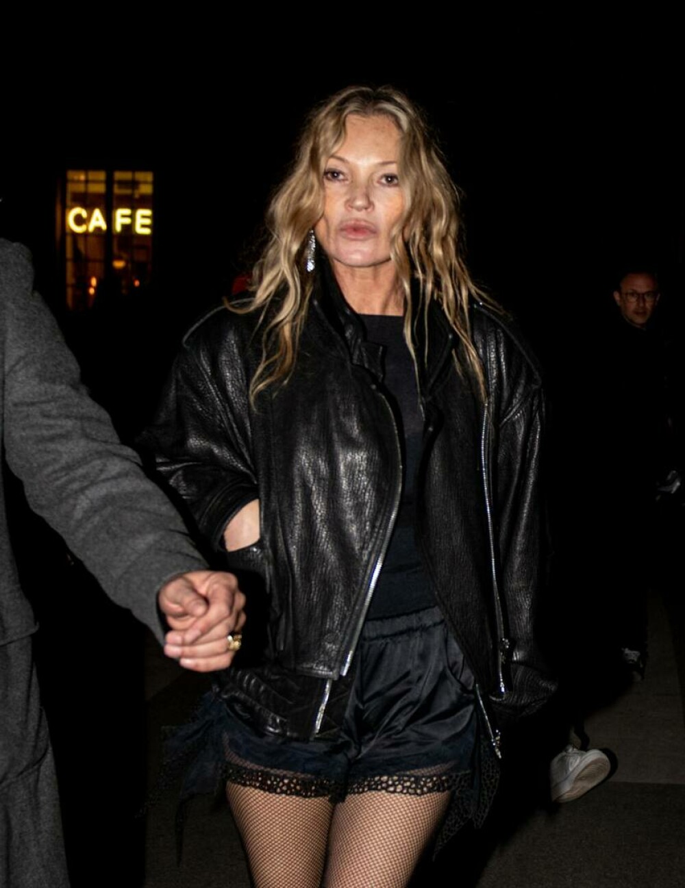 Kate Moss, modelul care a redefinit frumusețea, a strălucit la Paris Fashion Week. GALERIE FOTO - Imaginea 20