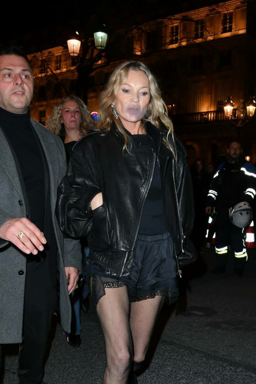 Kate Moss, modelul care a redefinit frumusețea, a strălucit la Paris Fashion Week. GALERIE FOTO - Imaginea 21