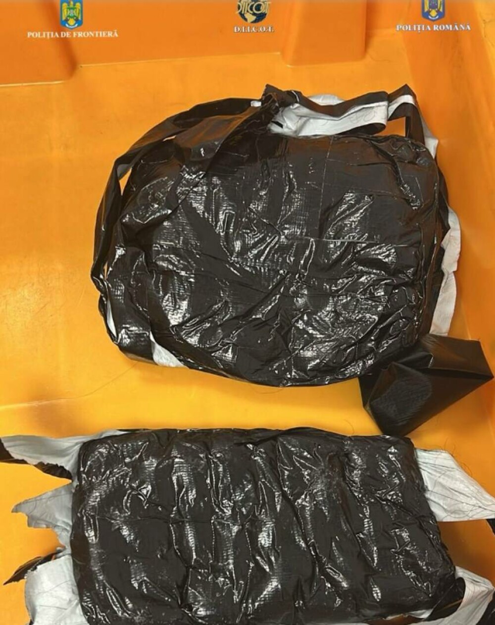 Un bărbat din Brazilia a fost prins pe Aeroportul Otopeni cu pachete de cocaină ascunse în stomac. FOTO - Imaginea 2