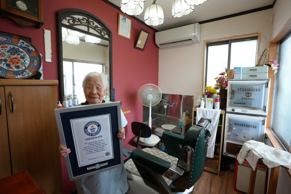 Shitsui Hakoishi, o japoneză de 108 ani, desemnată cea mai vârstnică frizeriță din lume - Imaginea 1