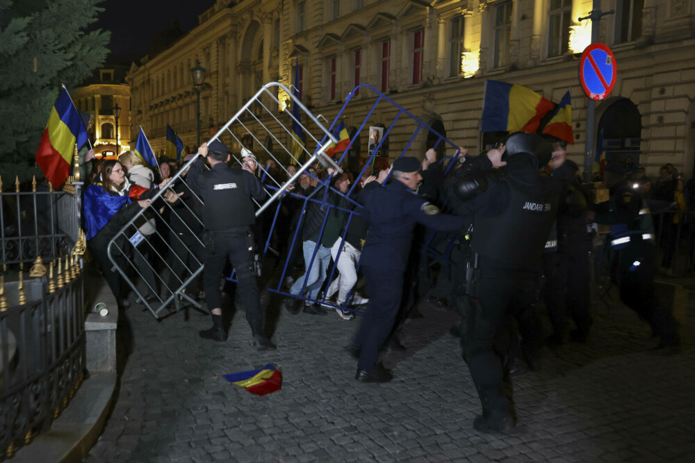 Cum au izbucnit violențele în centrul vechi, în fața BEC, pornind de la un protest pașnic | Galerie FOTO - Imaginea 6