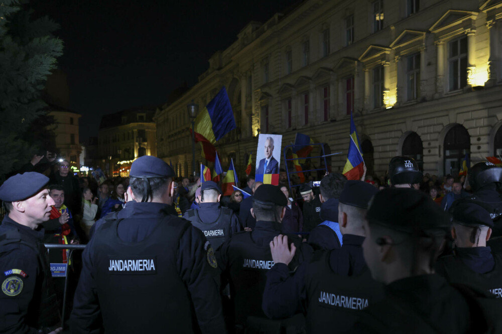 Cum au izbucnit violențele în centrul vechi, în fața BEC, pornind de la un protest pașnic | Galerie FOTO - Imaginea 8