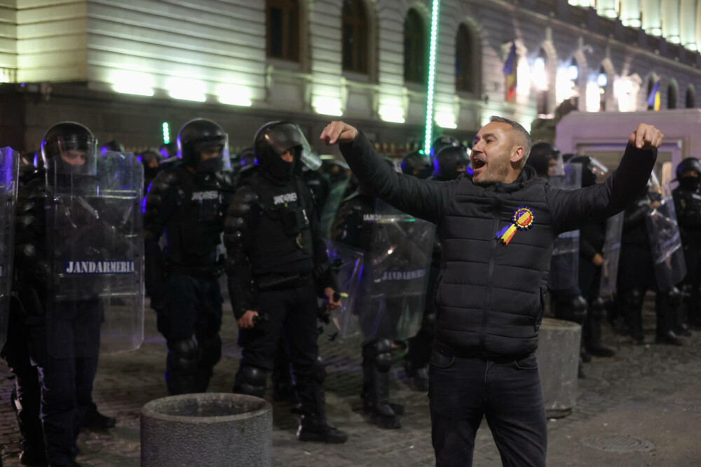 Manifestațiile violente din Centrul Vechi, în imagini. Mese și scaune incendiate, vitrine sparte și o mașina răsturnată - Imaginea 5