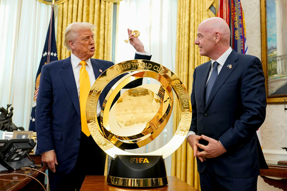 „Bijuteria” cu o formă „nemaivăzută” care a ajuns pe biroul lui Trump. „Wow, asta e ceva nou”. GALERIE FOTO - Imaginea 1