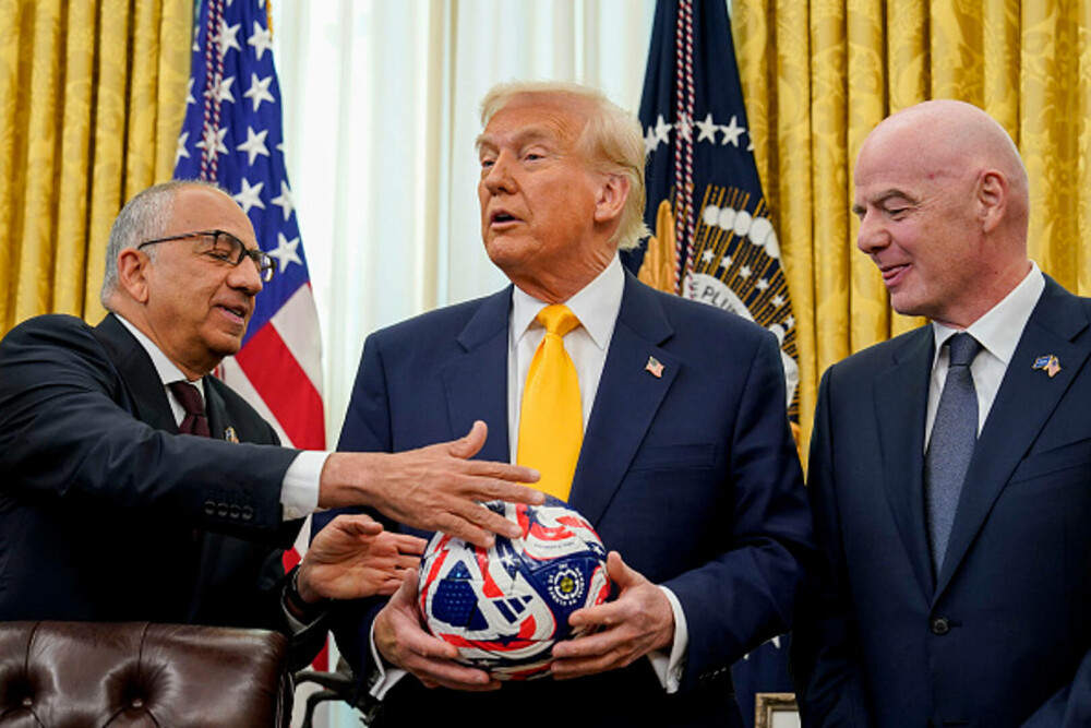 „Bijuteria” cu o formă „nemaivăzută” care a ajuns pe biroul lui Trump. „Wow, asta e ceva nou”. GALERIE FOTO - Imaginea 3