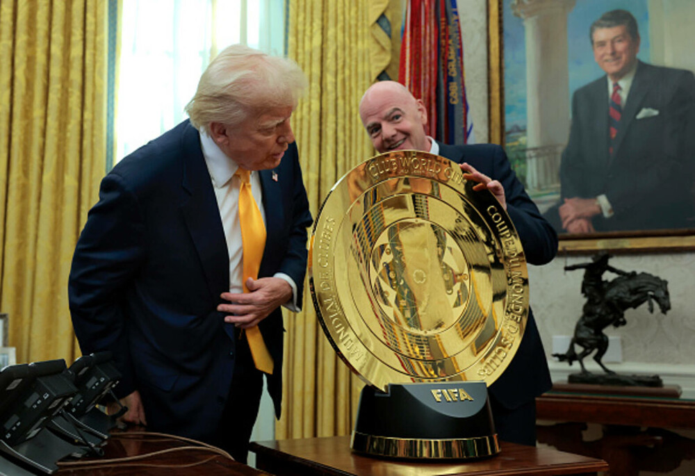 „Bijuteria” cu o formă „nemaivăzută” care a ajuns pe biroul lui Trump. „Wow, asta e ceva nou”. GALERIE FOTO - Imaginea 14