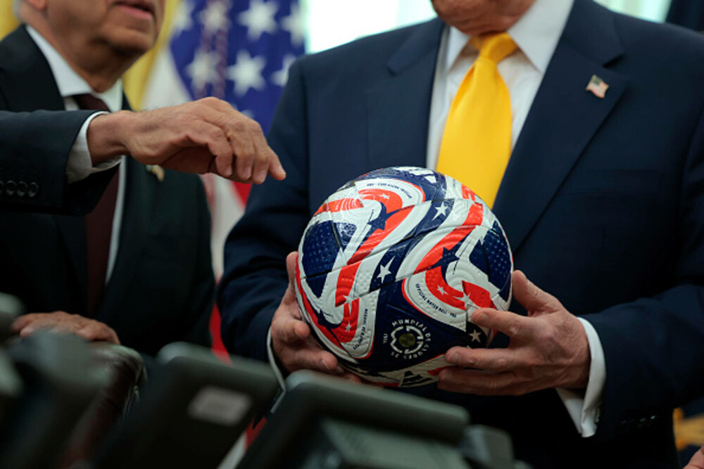 „Bijuteria” cu o formă „nemaivăzută” care a ajuns pe biroul lui Trump. „Wow, asta e ceva nou”. GALERIE FOTO - Imaginea 20