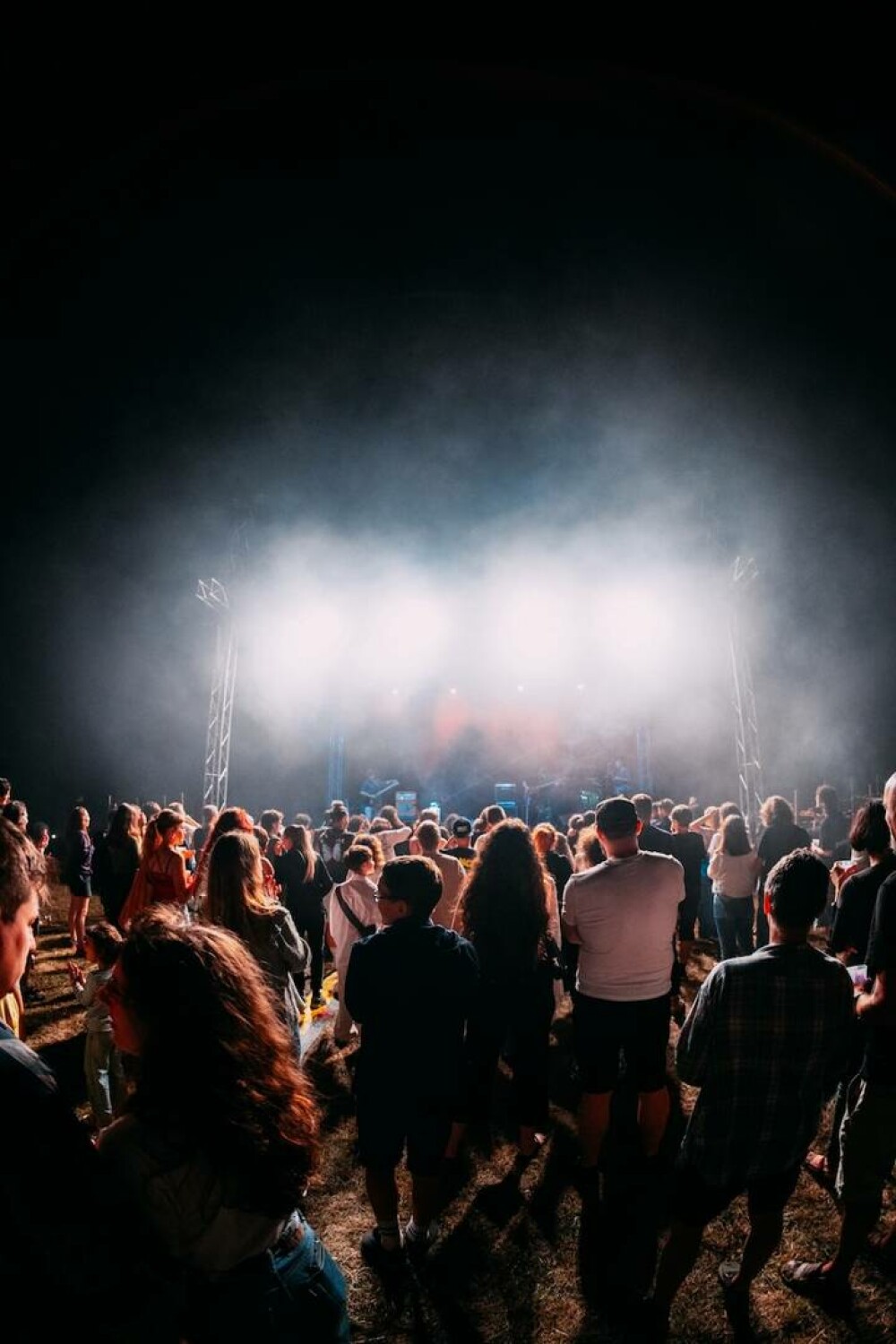 S-a anunțat Holzstock Indie Festival 2025, singurul festival de muzică din România în grădina unei biserici fortificate - Imaginea 1