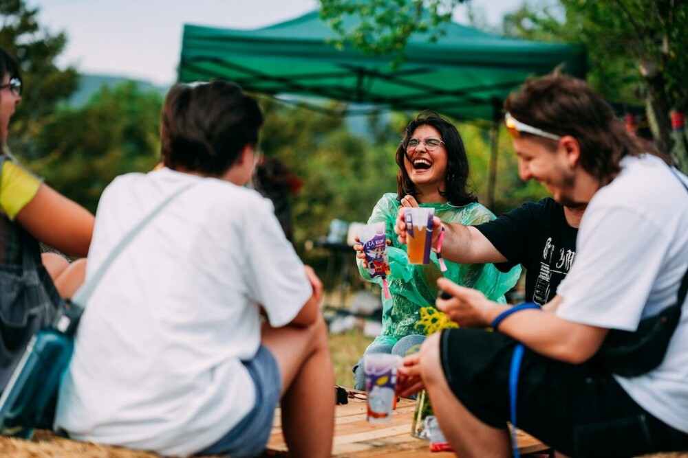 S-a anunțat Holzstock Indie Festival 2025, singurul festival de muzică din România în grădina unei biserici fortificate - Imaginea 7