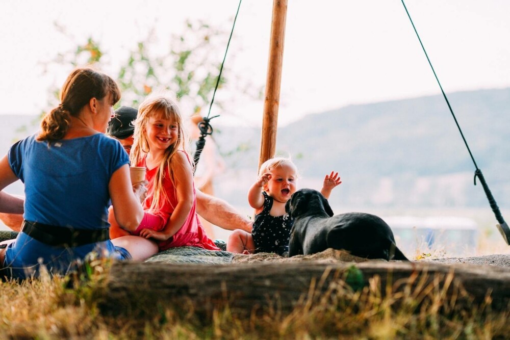 S-a anunțat Holzstock Indie Festival 2025, singurul festival de muzică din România în grădina unei biserici fortificate - Imaginea 8