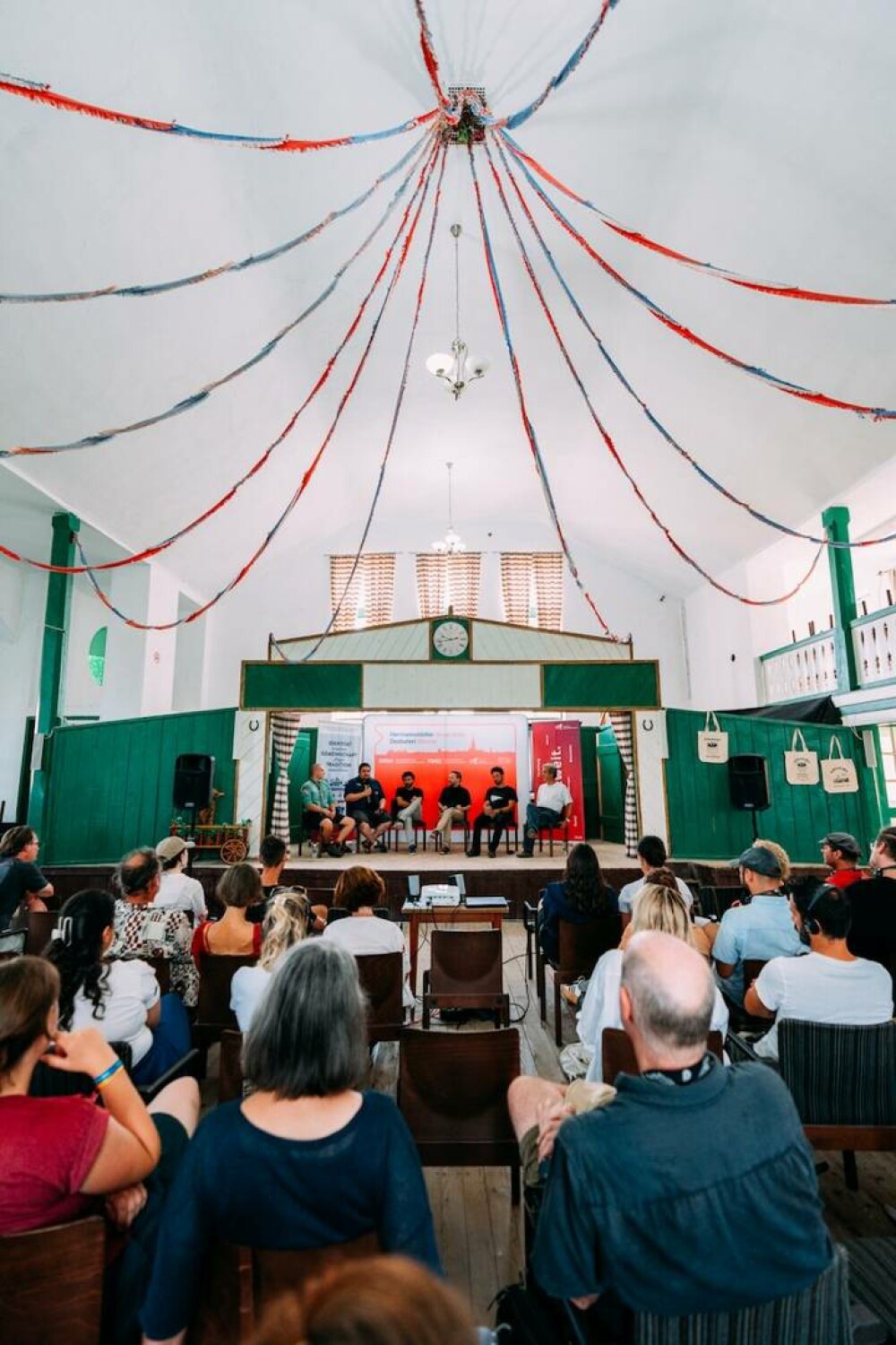 S-a anunțat Holzstock Indie Festival 2025, singurul festival de muzică din România în grădina unei biserici fortificate - Imaginea 16