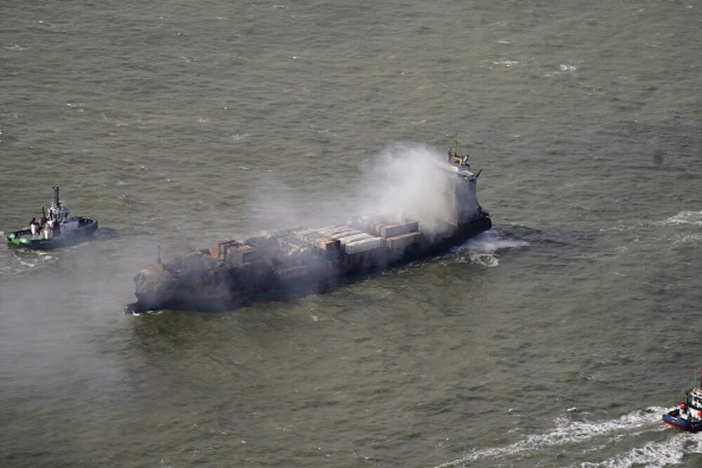 Coliziunea navelor din Marea Nordului rămâne inexplicabilă. Cele două vase au ars, iar unul este în pericol de a se scufunda - Imaginea 1