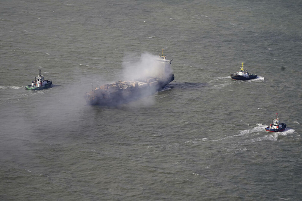 Coliziunea navelor din Marea Nordului rămâne inexplicabilă. Cele două vase au ars, iar unul este în pericol de a se scufunda - Imaginea 2