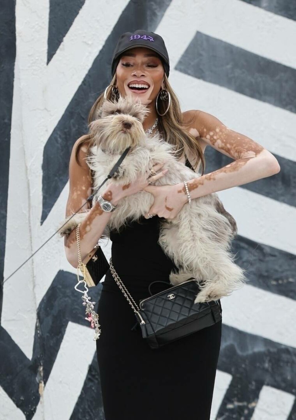 Modelul Winnie Harlow, apariție spectaculoasă pe străzile din Miami alături de cățelul ei | GALERIE FOTO - Imaginea 6