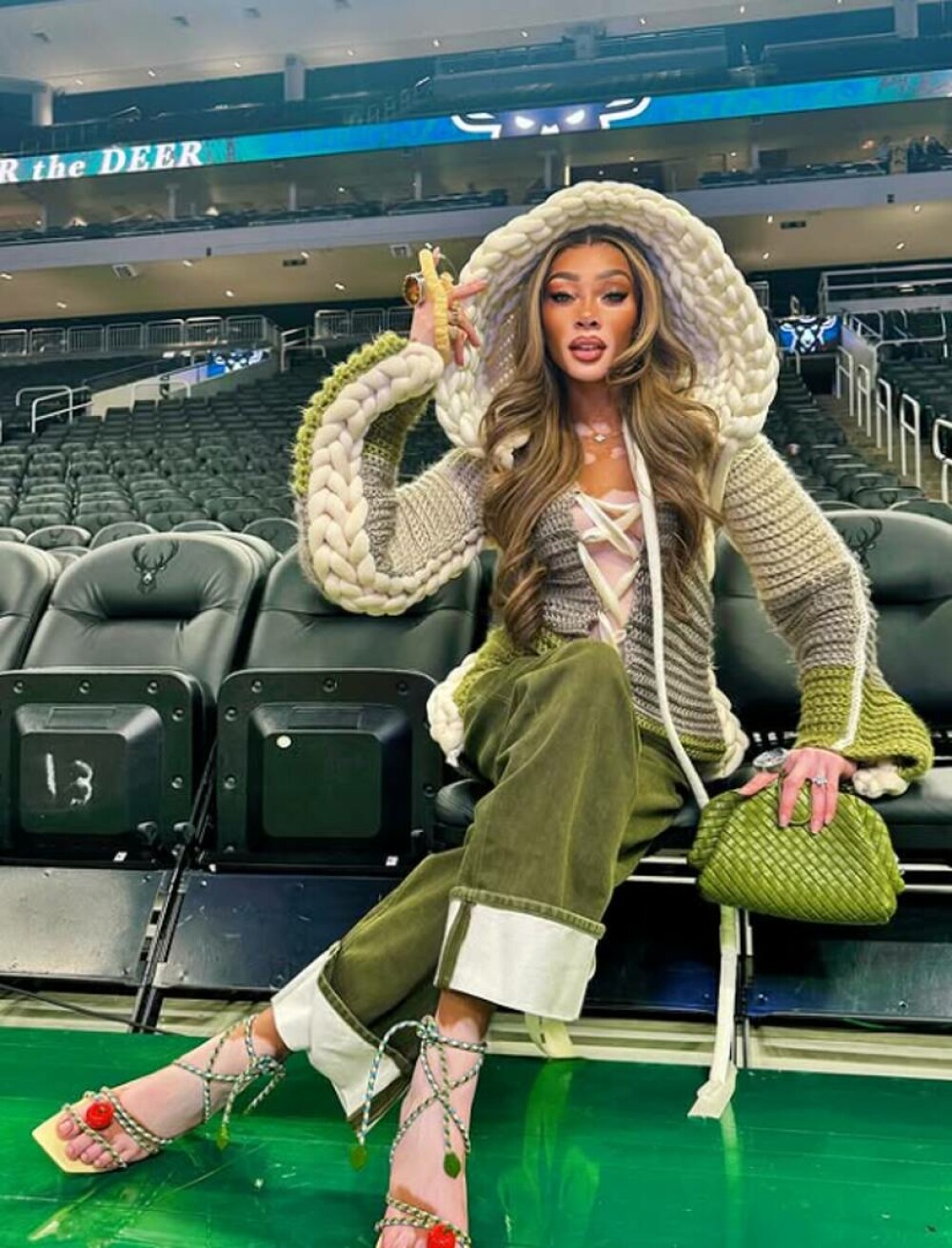 Modelul Winnie Harlow, apariție spectaculoasă pe străzile din Miami alături de cățelul ei | GALERIE FOTO - Imaginea 16