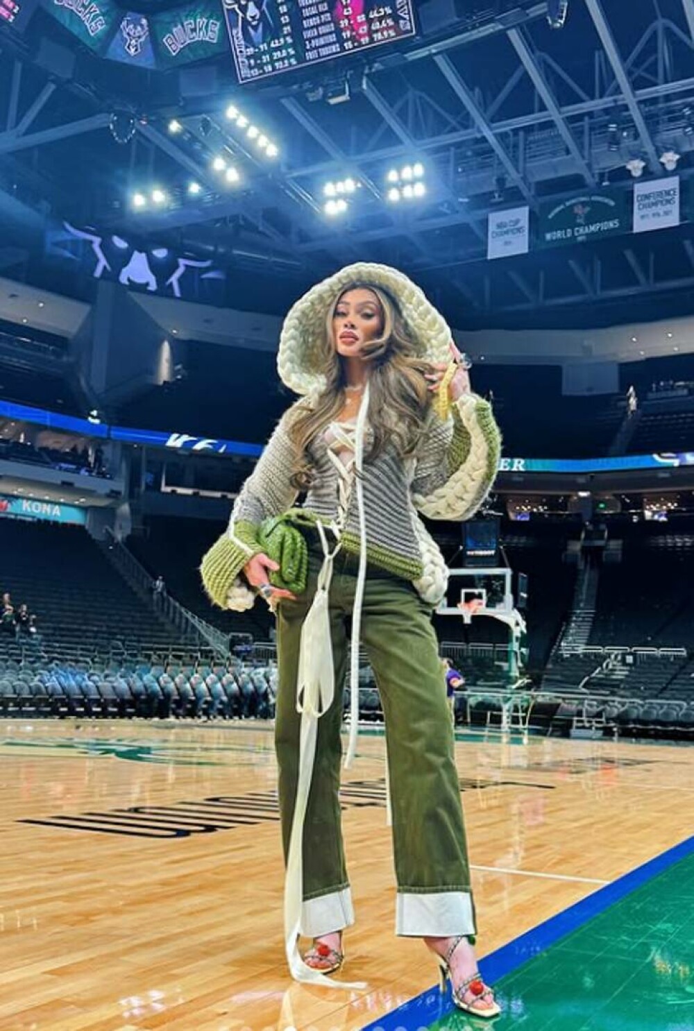 Modelul Winnie Harlow, apariție spectaculoasă pe străzile din Miami alături de cățelul ei | GALERIE FOTO - Imaginea 17