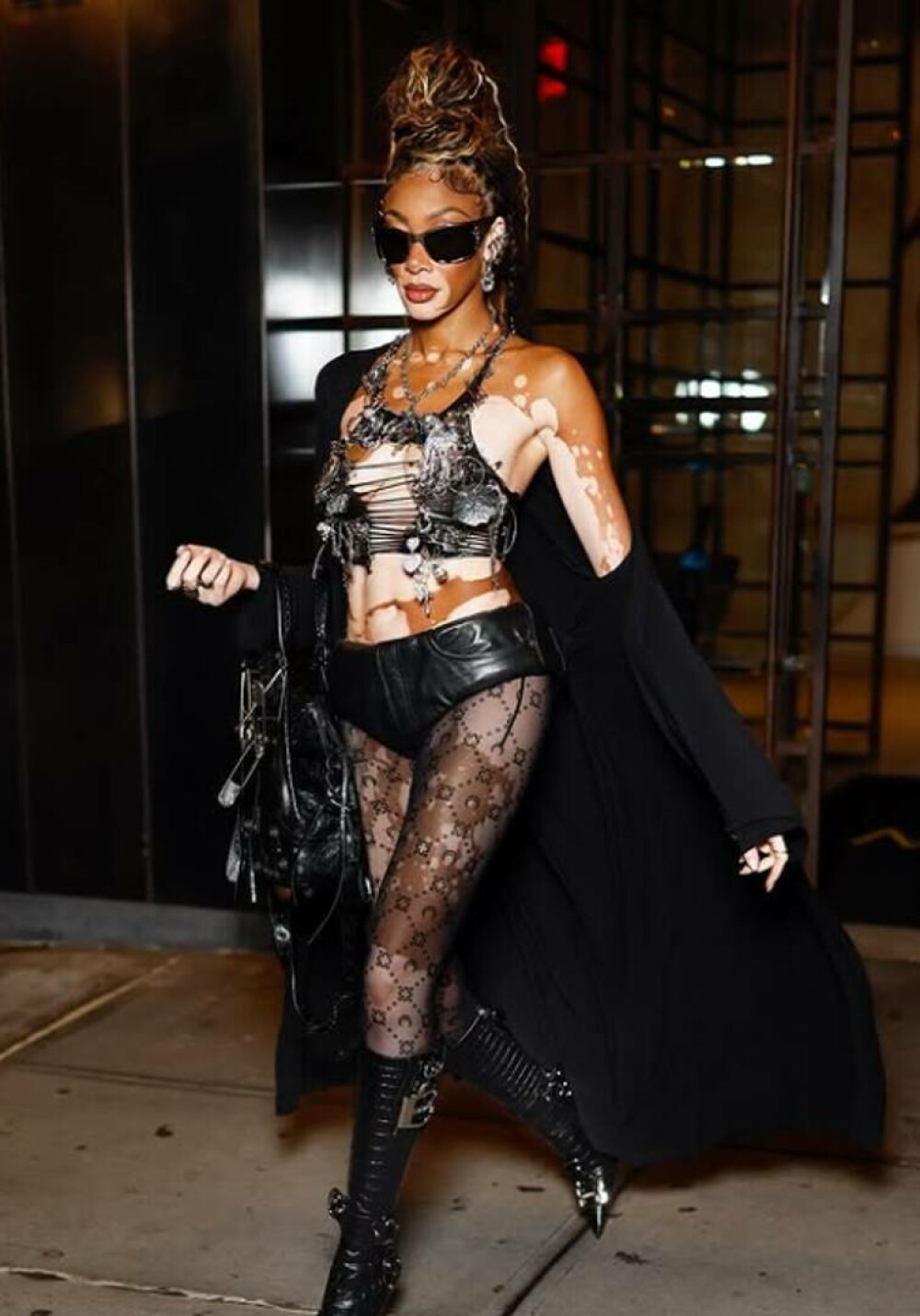 Modelul Winnie Harlow, apariție spectaculoasă pe străzile din Miami alături de cățelul ei | GALERIE FOTO - Imaginea 28