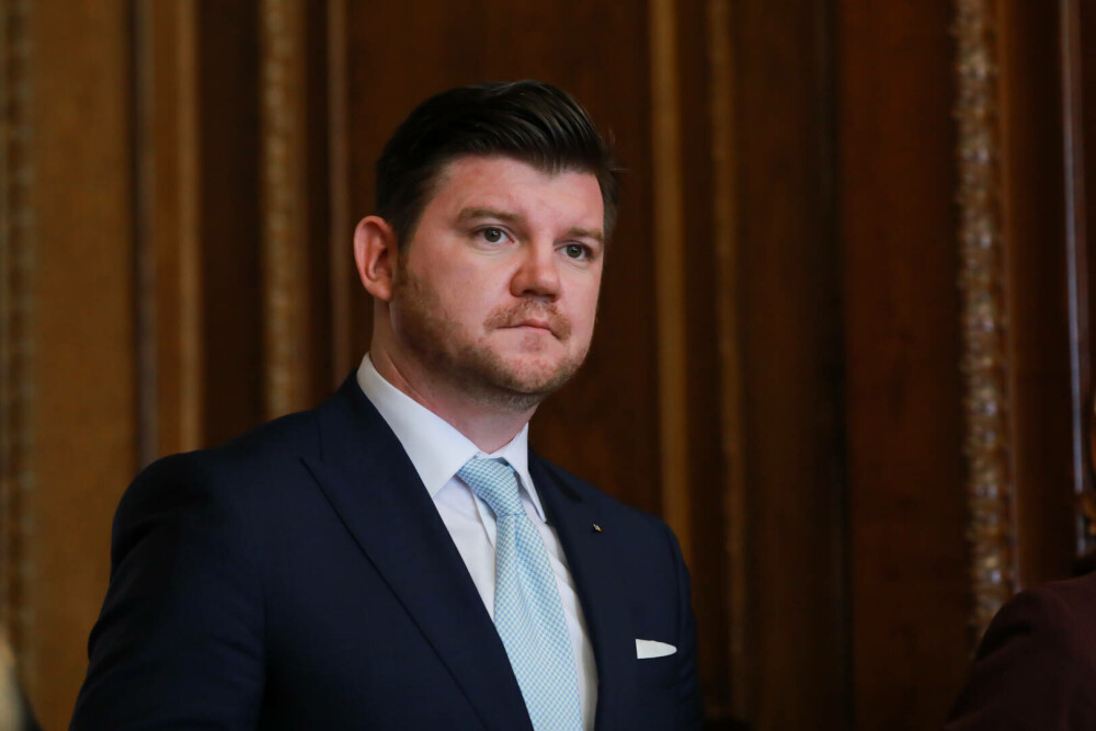 Cine este Anton Pisaroglu, consultantul politic care încearcă să capitalizeze alegătorii lui Călin Georgescu - Imaginea 3