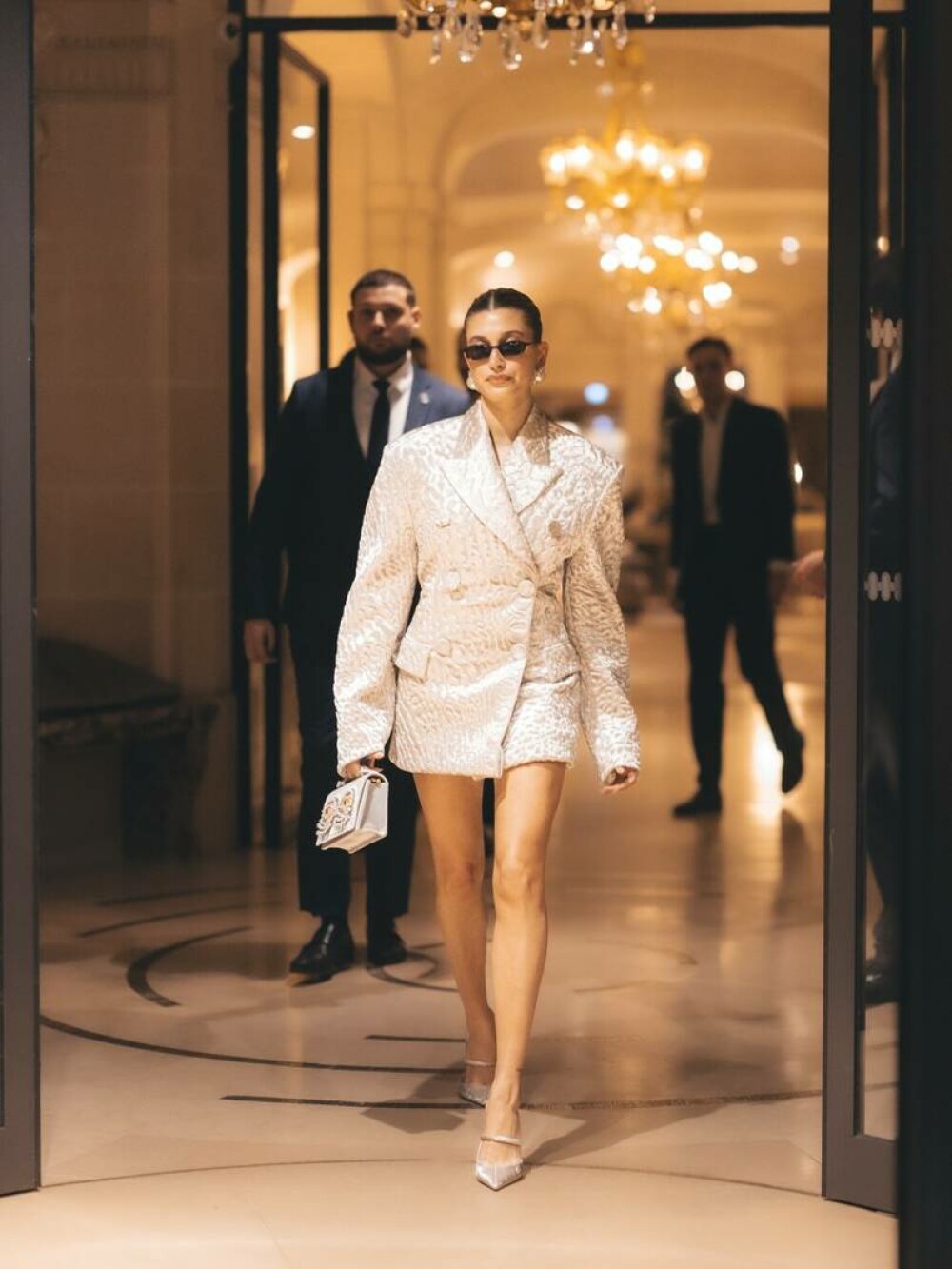 Hailey Bieber a atras toate privirile la Săptămâna Modei de la Paris. Modelul a avut două ținute în aceeași zi. GALERIE FOTO - Imaginea 3