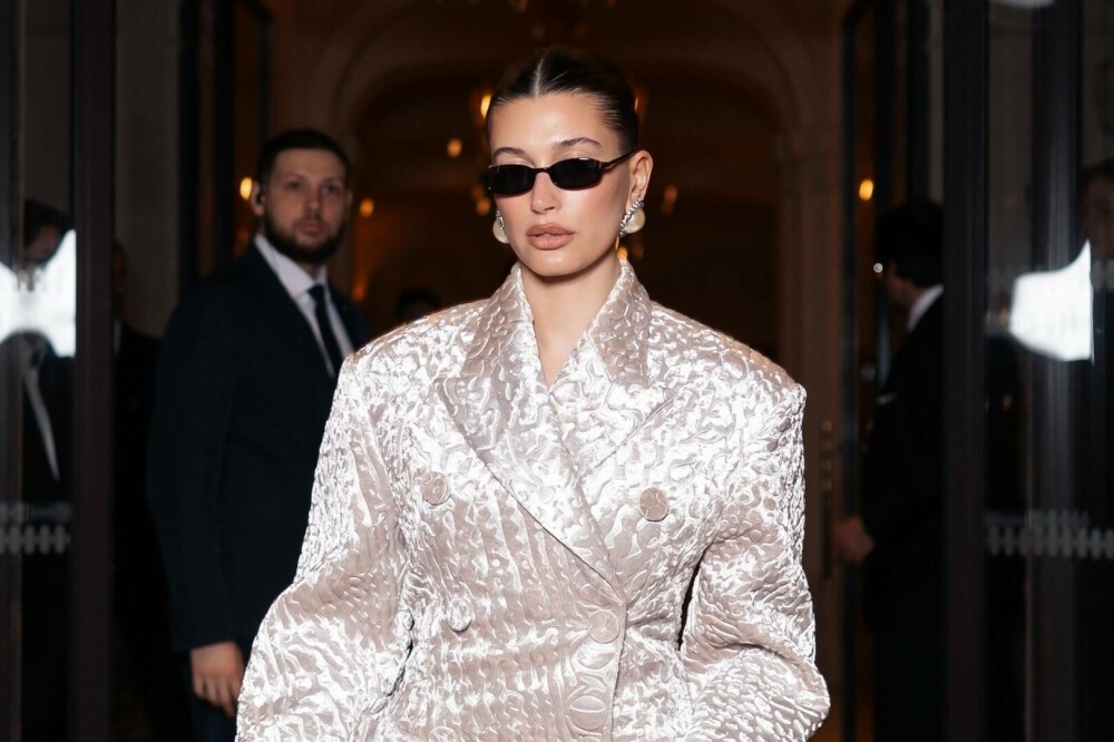 Hailey Bieber a atras toate privirile la Săptămâna Modei de la Paris. Modelul a avut două ținute în aceeași zi. GALERIE FOTO - Imaginea 4