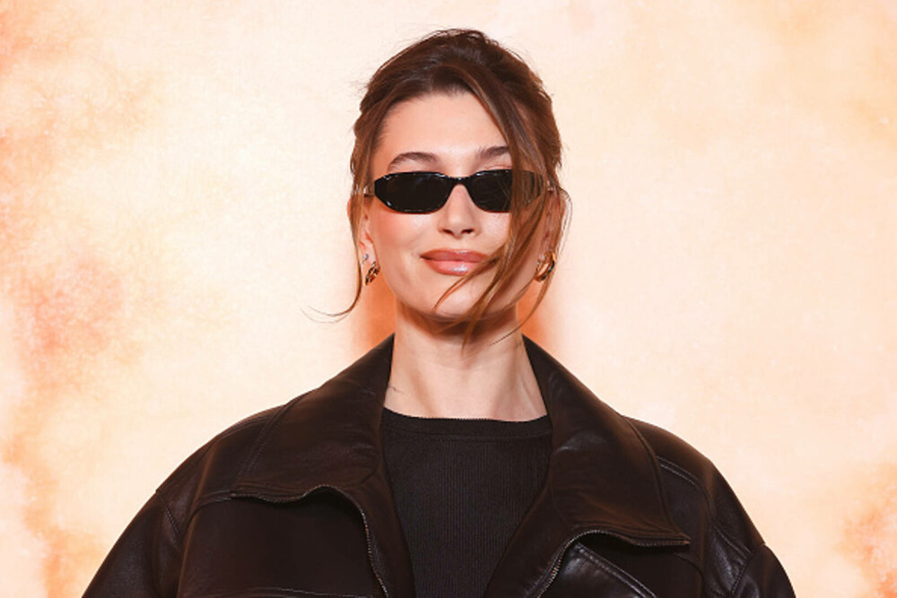 Hailey Bieber a atras toate privirile la Săptămâna Modei de la Paris. Modelul a avut două ținute în aceeași zi. GALERIE FOTO - Imaginea 1