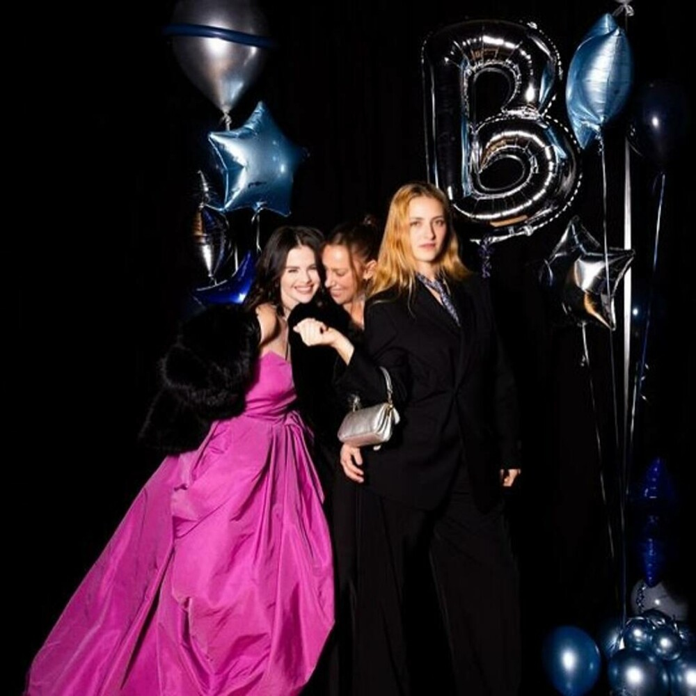 Selena Gomez, strălucitoare într-o rochie de 11.000 de dolari la aniversarea logodnicului ei, Benny Blanco. FOTO - Imaginea 2