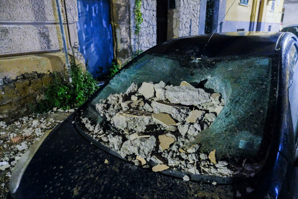 Haos în Napoli. Oamenii şi-au petrecut noaptea pe străzi după ce oraşul a fost zguduit de un puternic cutremur | GALERIE FOTO - Imaginea 2