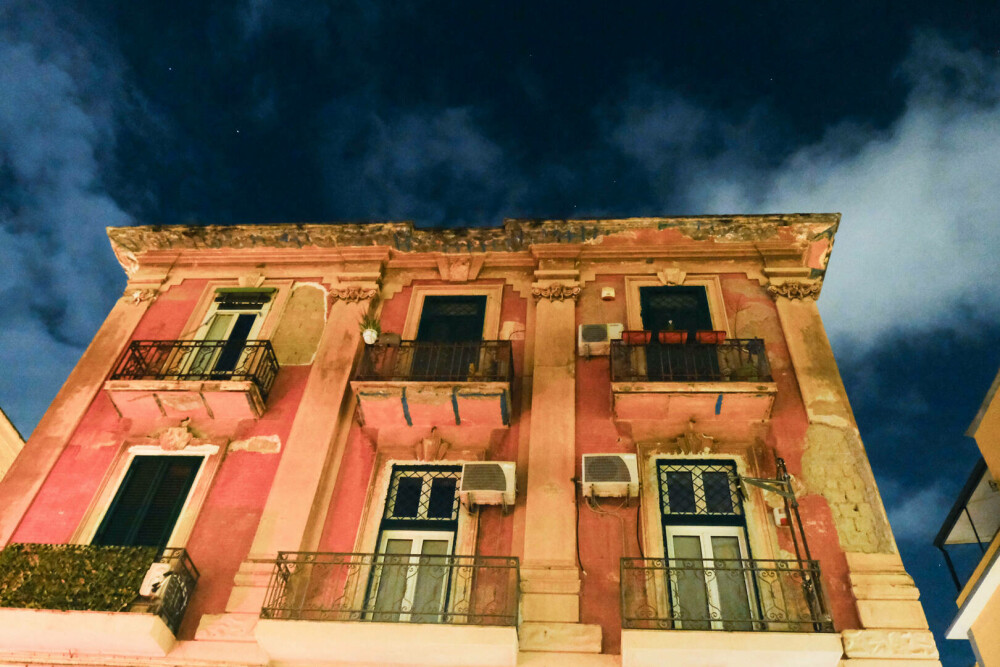 Haos în Napoli. Oamenii şi-au petrecut noaptea pe străzi după ce oraşul a fost zguduit de un puternic cutremur | GALERIE FOTO - Imaginea 6