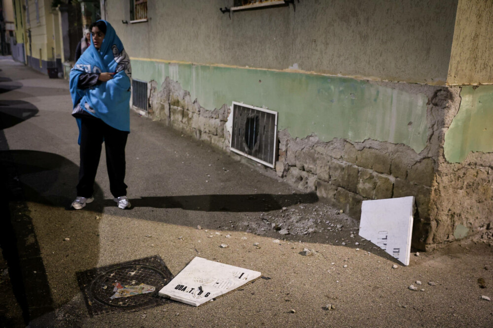 Haos în Napoli. Oamenii şi-au petrecut noaptea pe străzi după ce oraşul a fost zguduit de un puternic cutremur | GALERIE FOTO - Imaginea 8