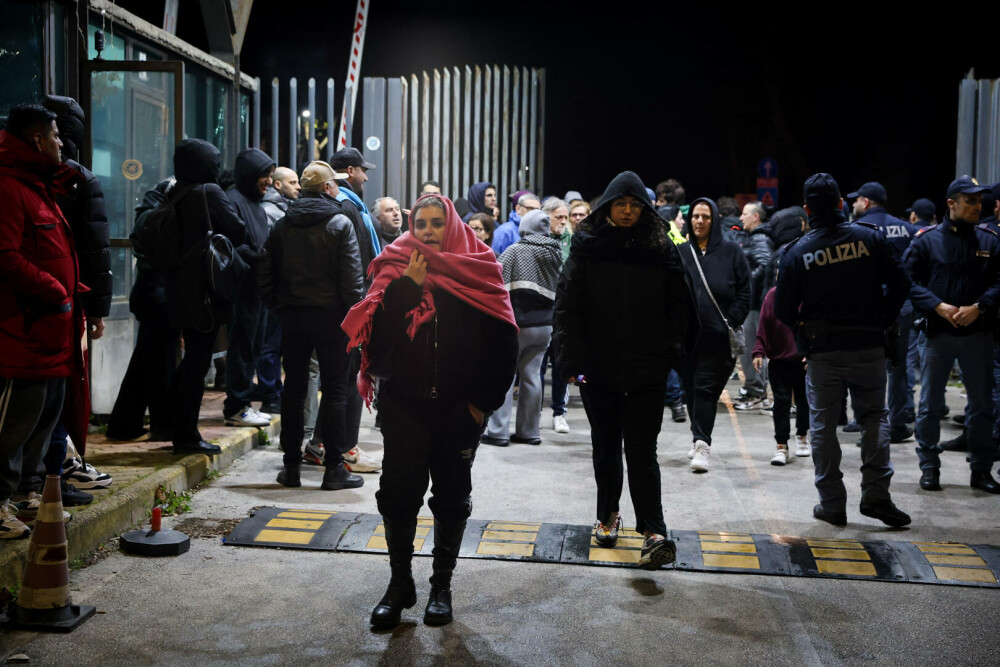 Haos în Napoli. Oamenii şi-au petrecut noaptea pe străzi după ce oraşul a fost zguduit de un puternic cutremur | GALERIE FOTO - Imaginea 9