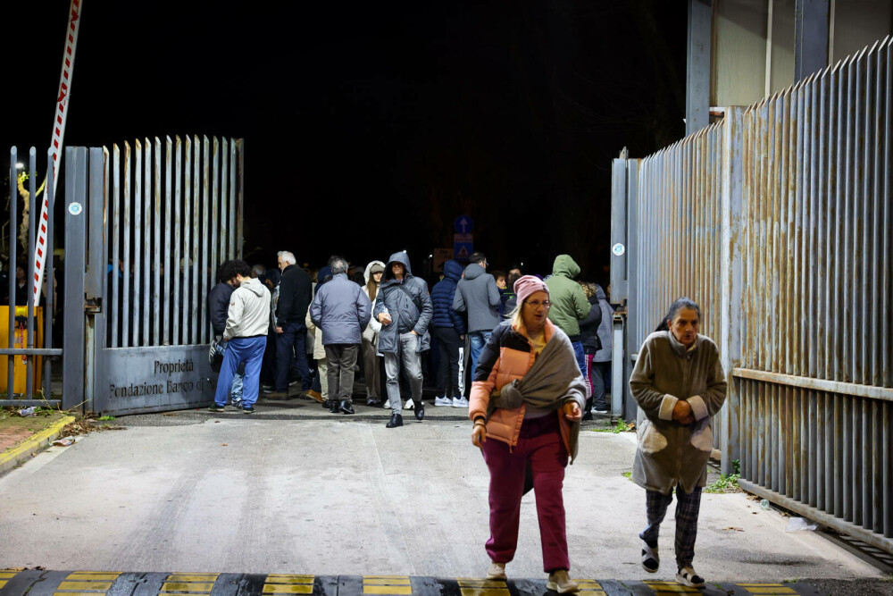 Haos în Napoli. Oamenii şi-au petrecut noaptea pe străzi după ce oraşul a fost zguduit de un puternic cutremur | GALERIE FOTO - Imaginea 11