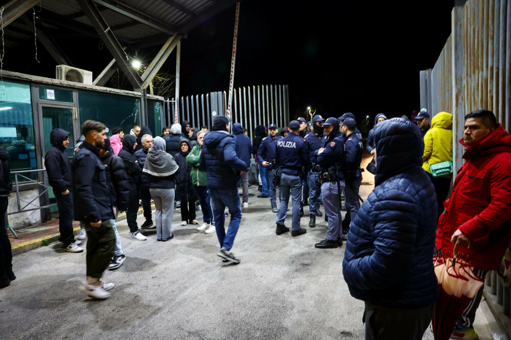 Haos în Napoli. Oamenii şi-au petrecut noaptea pe străzi după ce oraşul a fost zguduit de un puternic cutremur | GALERIE FOTO - Imaginea 13