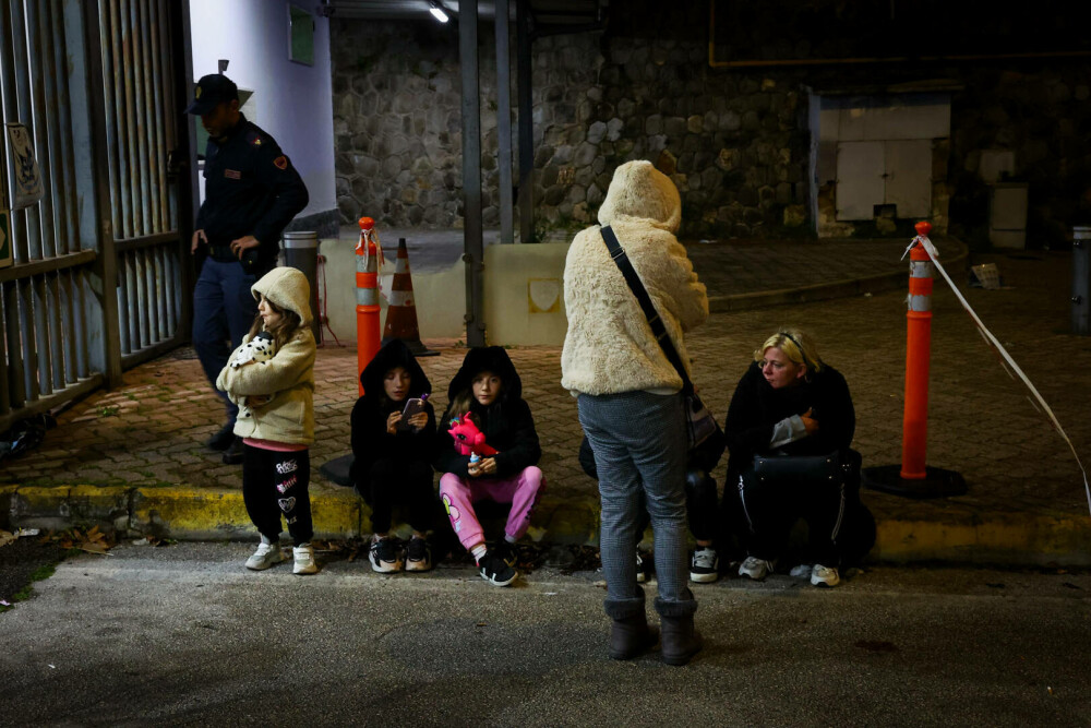 Haos în Napoli. Oamenii şi-au petrecut noaptea pe străzi după ce oraşul a fost zguduit de un puternic cutremur | GALERIE FOTO - Imaginea 14