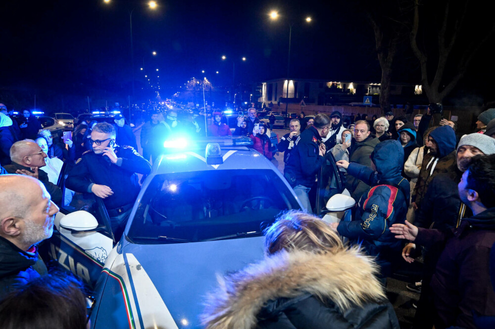 Haos în Napoli. Oamenii şi-au petrecut noaptea pe străzi după ce oraşul a fost zguduit de un puternic cutremur | GALERIE FOTO - Imaginea 15