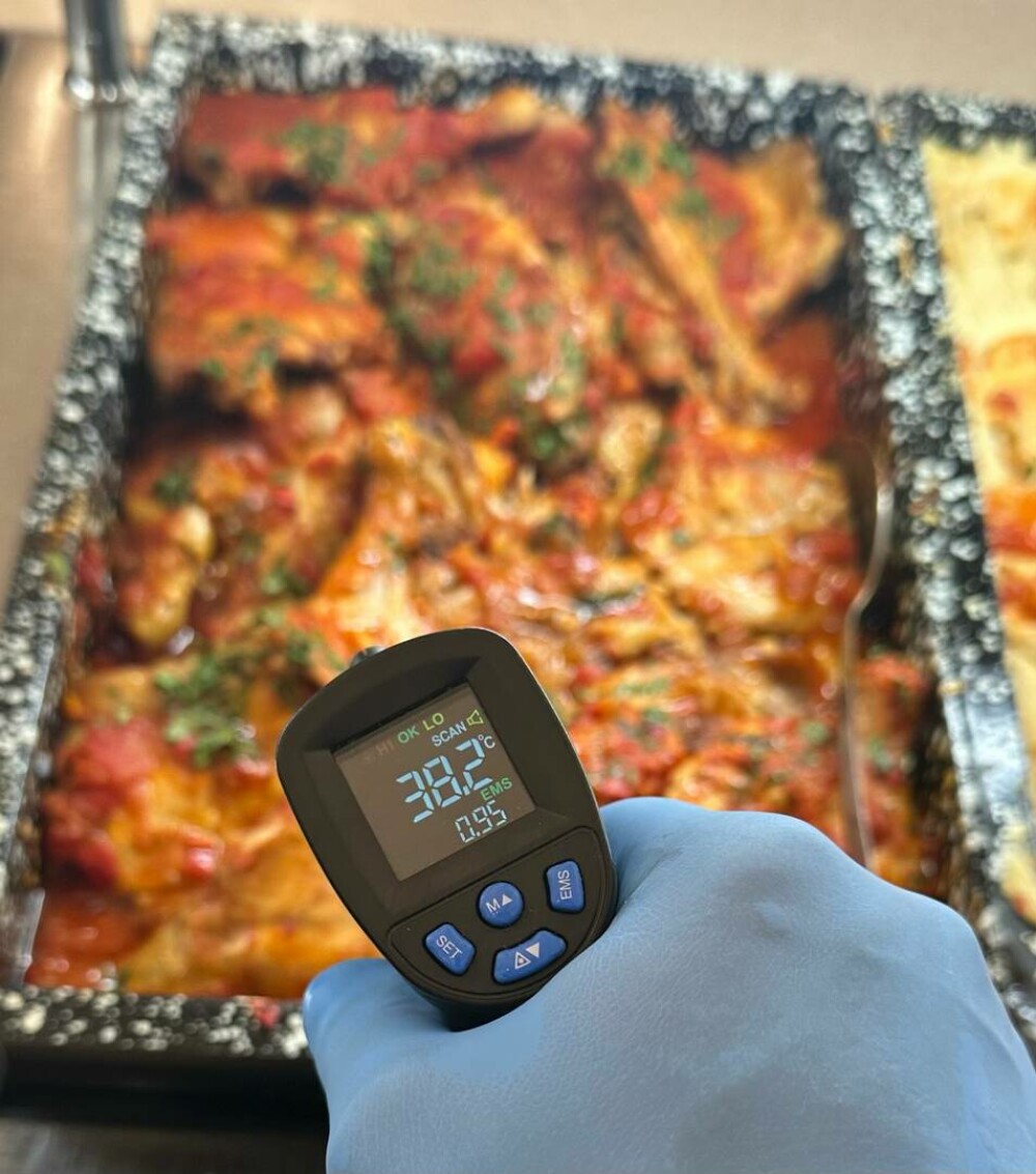 ANPC a dispus închiderea cantinei de la Parlament. Aleșii României mâncau printre gândaci | FOTO - Imaginea 5