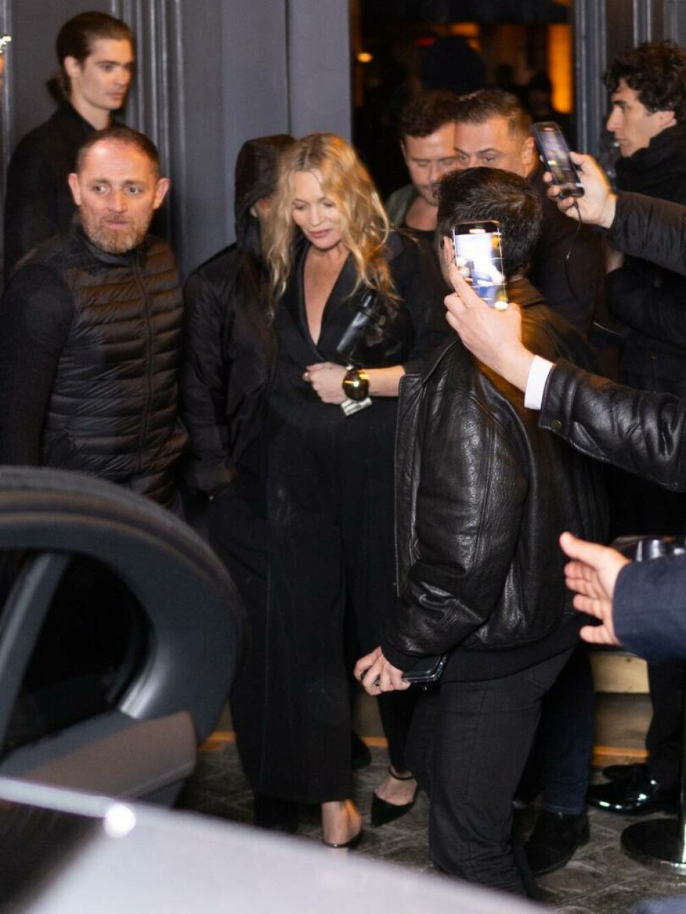Kate Moss, incident vestimentar pe străzile din Paris. Cum au surprins-o paparazzi. GALERIE FOTO - Imaginea 5