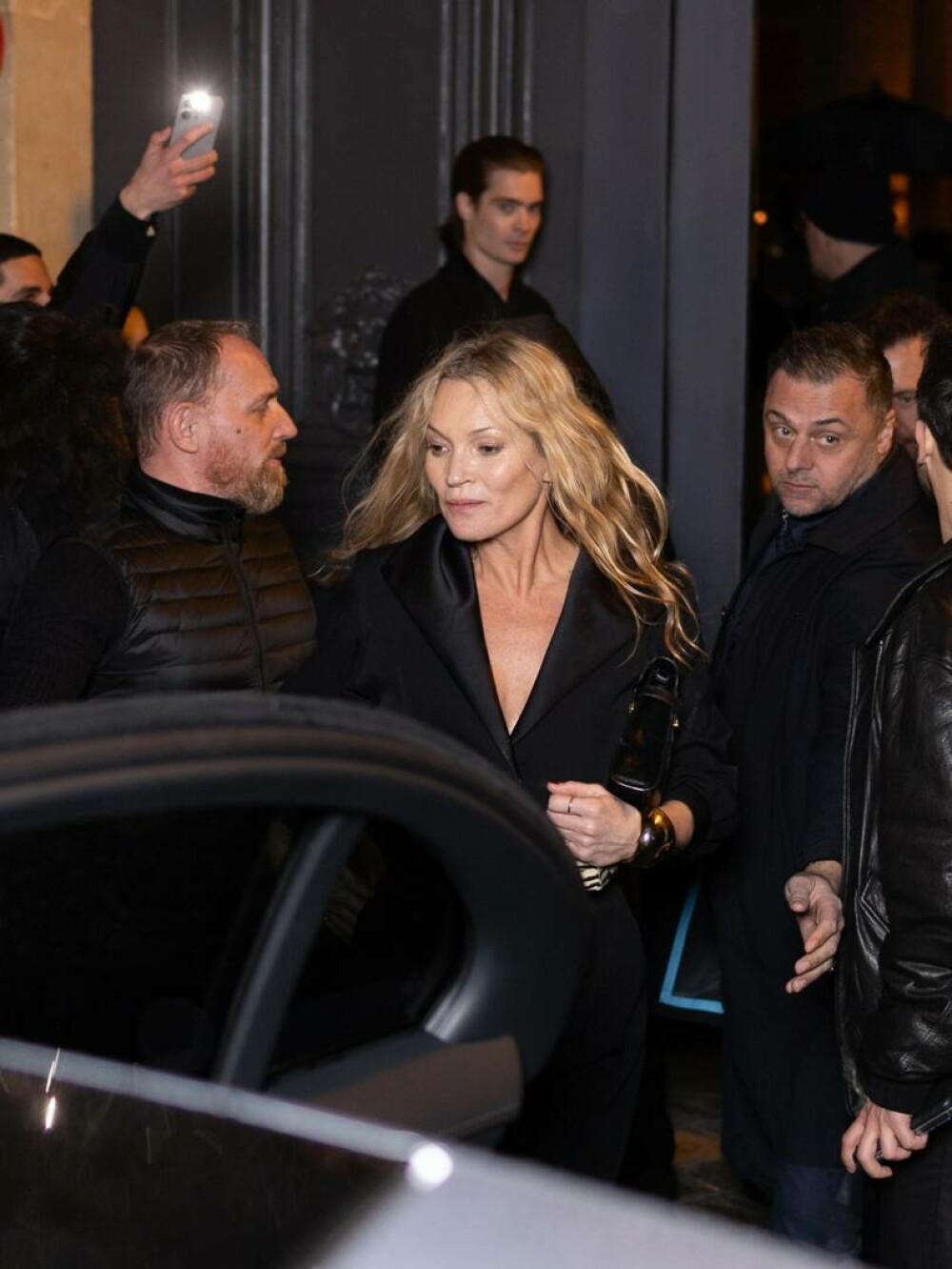 Kate Moss, incident vestimentar pe străzile din Paris. Cum au surprins-o paparazzi. GALERIE FOTO - Imaginea 6