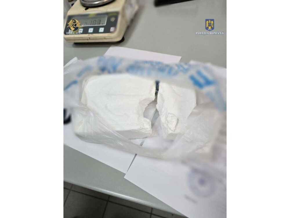 Polițiștii au găsit un kilogram de cocaină în mașina unui bărbat din Buzău. FOTO - Imaginea 1
