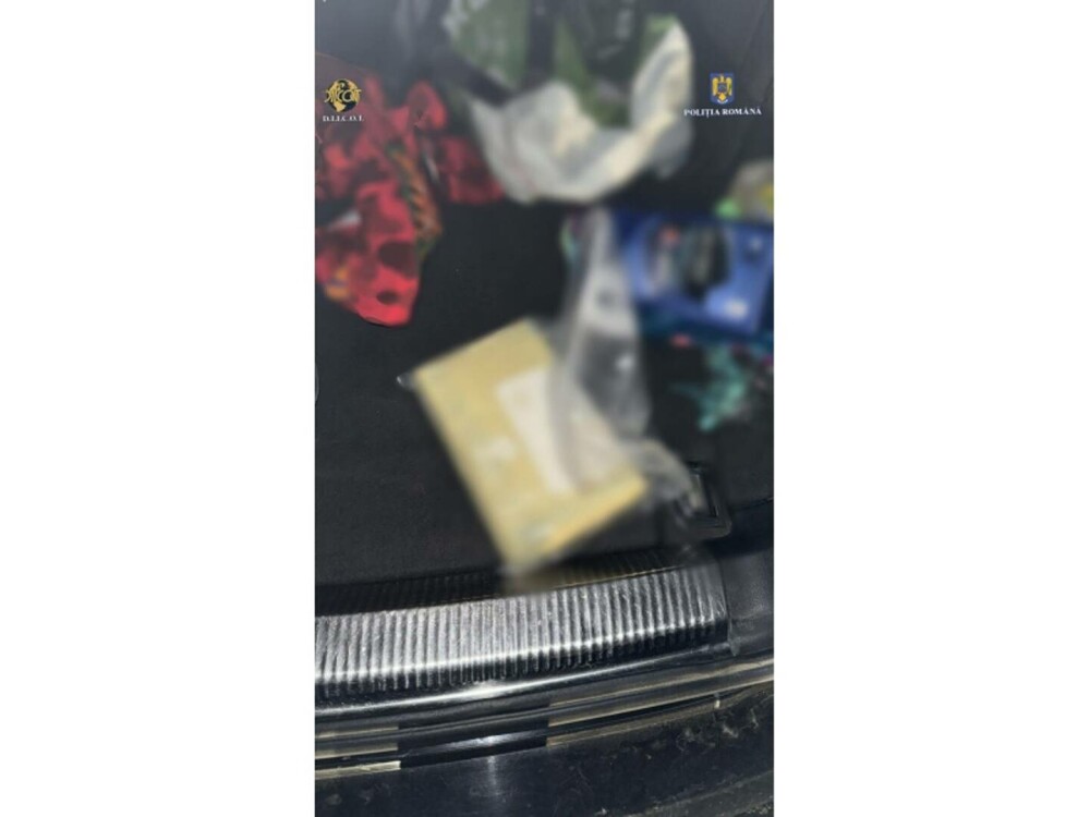 Polițiștii au găsit un kilogram de cocaină în mașina unui bărbat din Buzău. FOTO - Imaginea 2