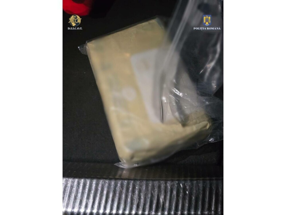 Polițiștii au găsit un kilogram de cocaină în mașina unui bărbat din Buzău. FOTO - Imaginea 3