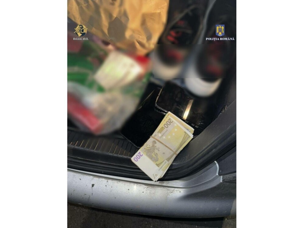 Polițiștii au găsit un kilogram de cocaină în mașina unui bărbat din Buzău. FOTO - Imaginea 4