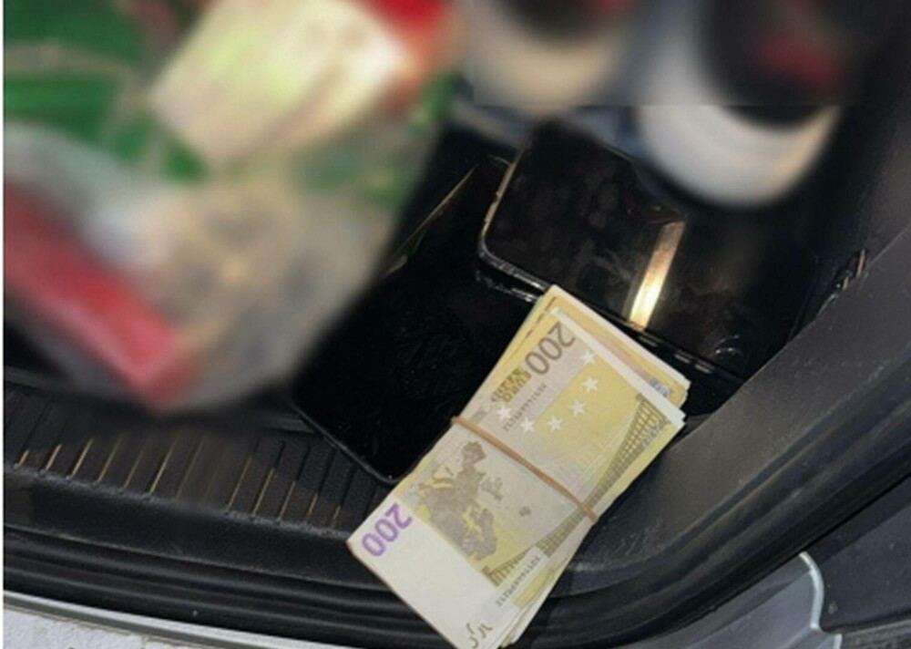 Polițiștii au găsit un kilogram de cocaină în mașina unui bărbat din Buzău. FOTO - Imaginea 5