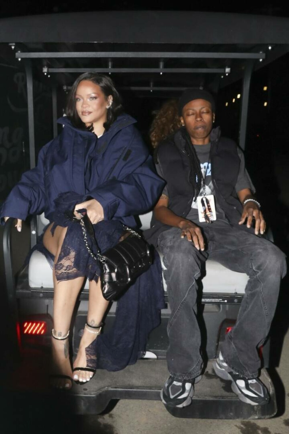 Rihanna, ținută îndrăzneață la un festival de muzică din Los Angeles, unde l-a susținut pe iubitul ei. GALERIE FOTO - Imaginea 1