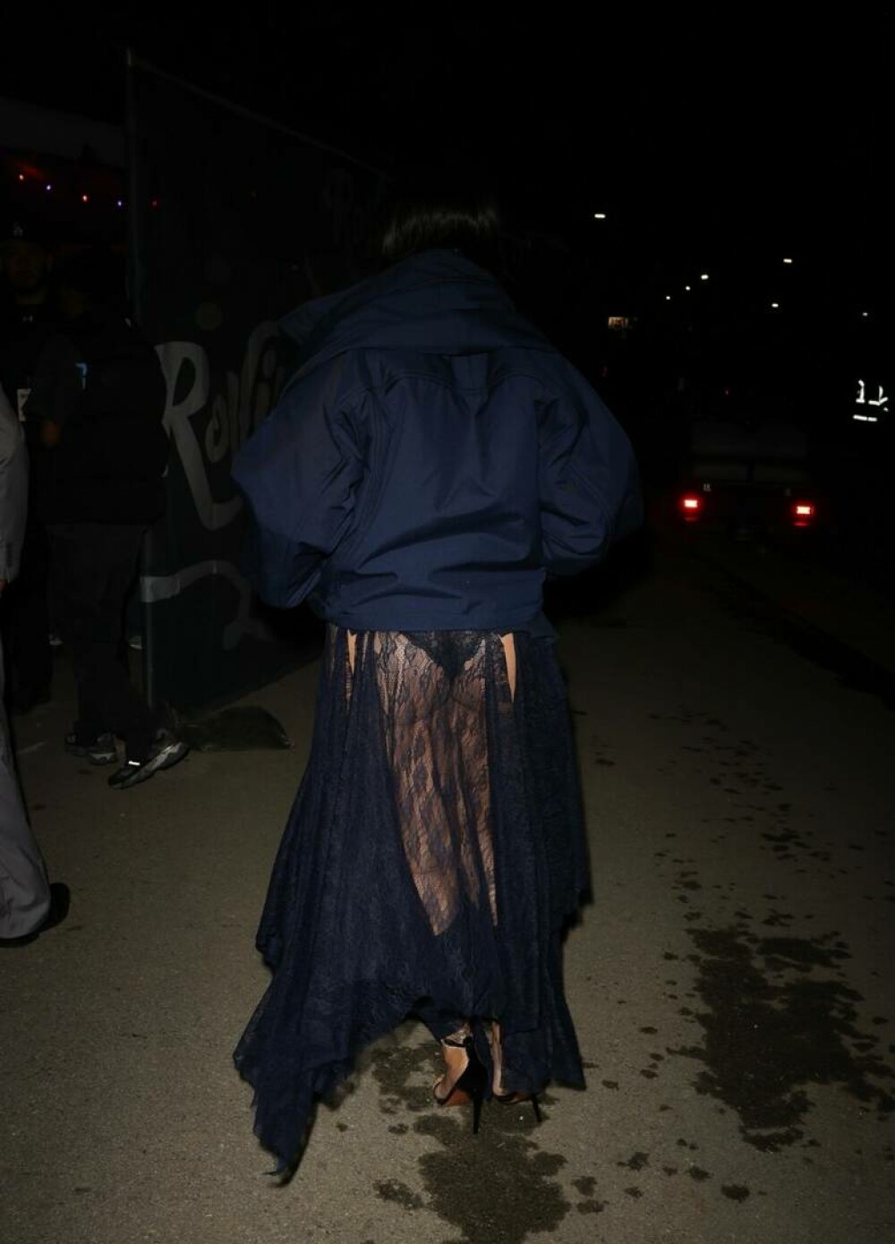 Rihanna, ținută îndrăzneață la un festival de muzică din Los Angeles, unde l-a susținut pe iubitul ei. GALERIE FOTO - Imaginea 2