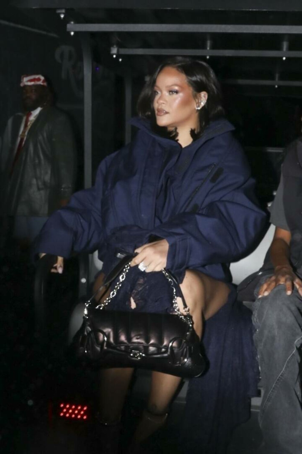 Rihanna, ținută îndrăzneață la un festival de muzică din Los Angeles, unde l-a susținut pe iubitul ei. GALERIE FOTO - Imaginea 5