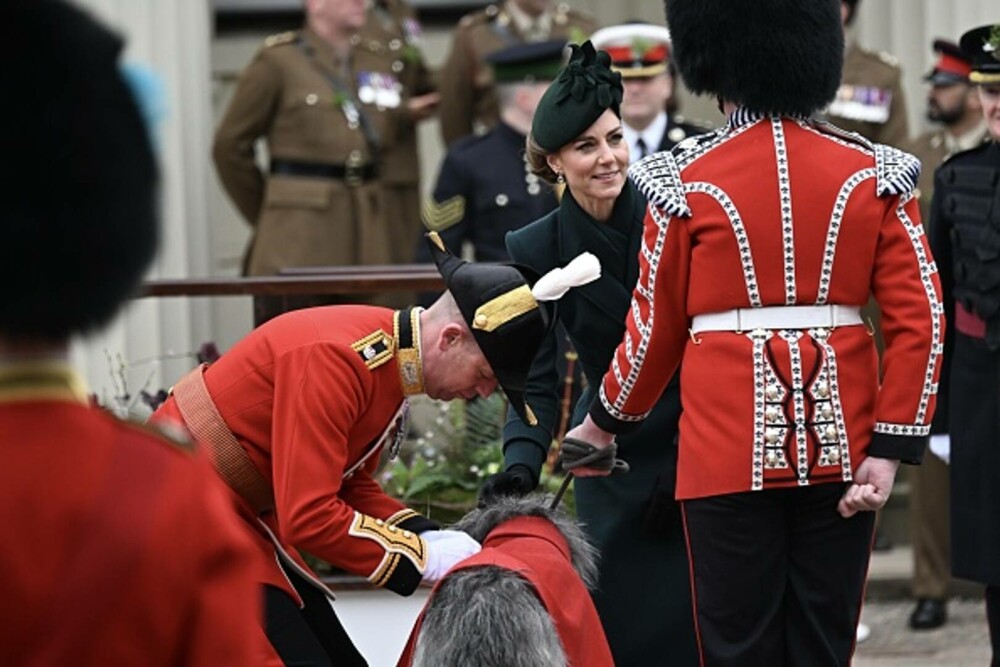 Prințesa Kate a băut bere alături de Gărzile Irlandeze de Ziua Sfântului Patrick | GALERIE FOTO - Imaginea 8