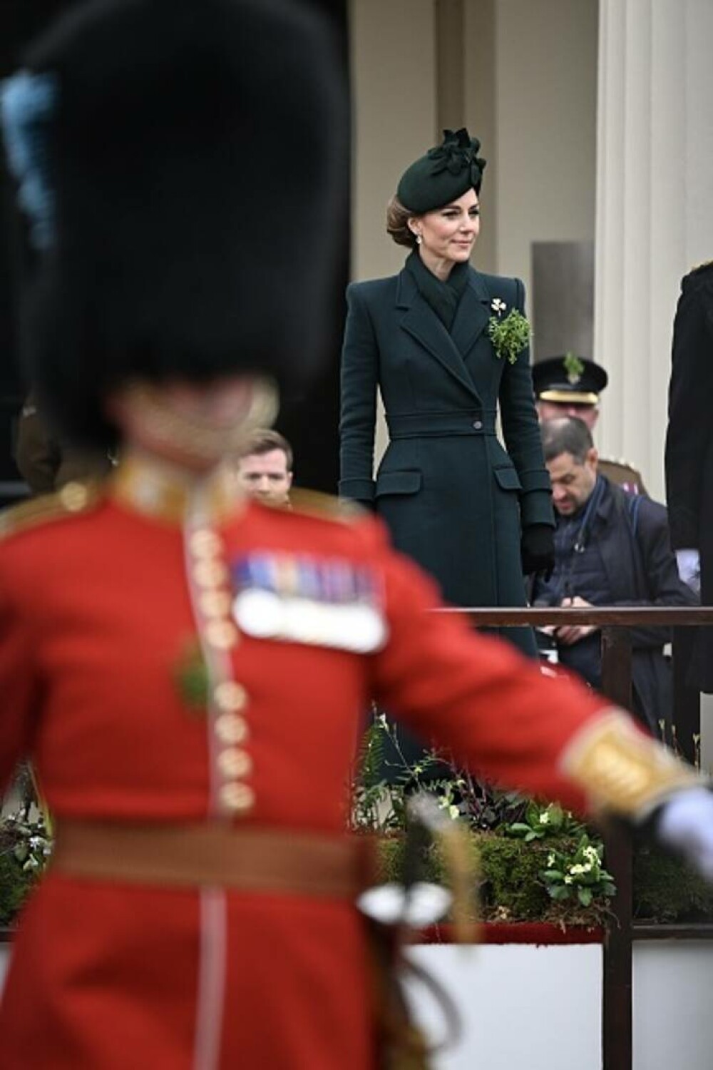 Prințesa Kate a băut bere alături de Gărzile Irlandeze de Ziua Sfântului Patrick | GALERIE FOTO - Imaginea 11